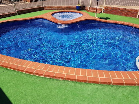 Golden Reef Motor Inn - Holiday Sunshine Coast 2