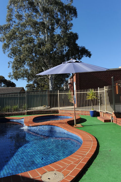 Golden Reef Motor Inn - Holiday Sunshine Coast 0