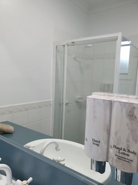 Golden Reef Motor Inn - Holiday Sunshine Coast 6