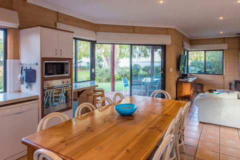Whalers Cove Villas - Holiday Sunshine Coast 3