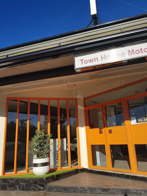 Town House Motor Inn - Sunshine Coast Tourism 0