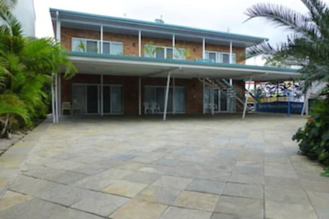 Airlie Court Units - Holiday Sunshine Coast 1