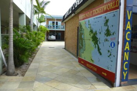 Airlie Court Units - Holiday Sunshine Coast 2