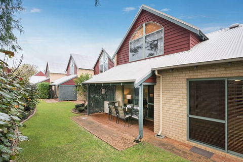 Bayshore Beachside Resort - Holiday Sunshine Coast 2