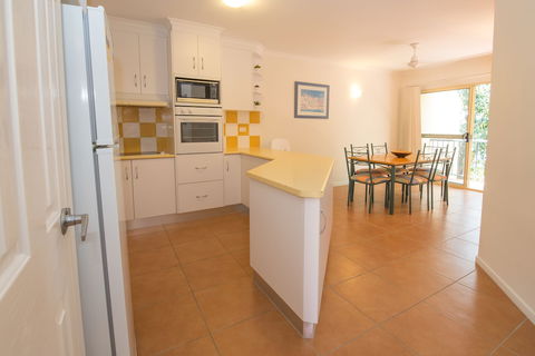 Beach Court - Holiday Sunshine Coast 3