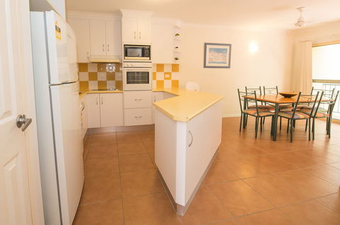 Beach Court - Holiday Sunshine Coast 1
