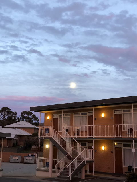 Queanbeyan Motel - Holiday Sunshine Coast 0