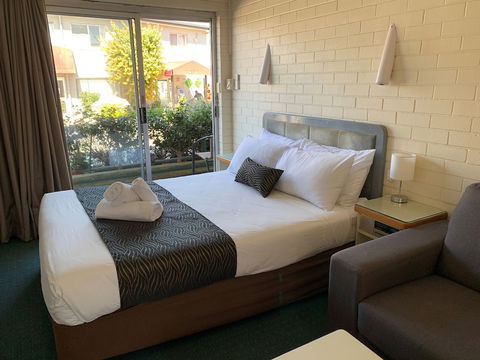 Crest Motor Inn - Holiday Sunshine Coast 2