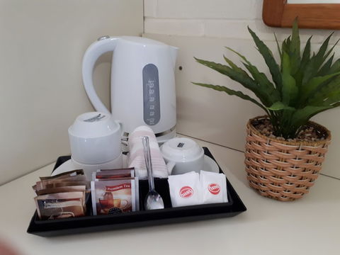Crest Motor Inn - Holiday Sunshine Coast 4