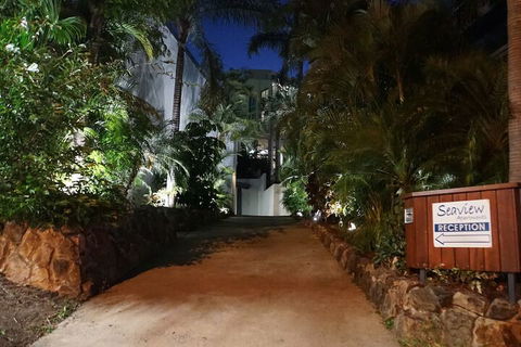 Airlie Seaview Apartments - Holiday Sunshine Coast 1
