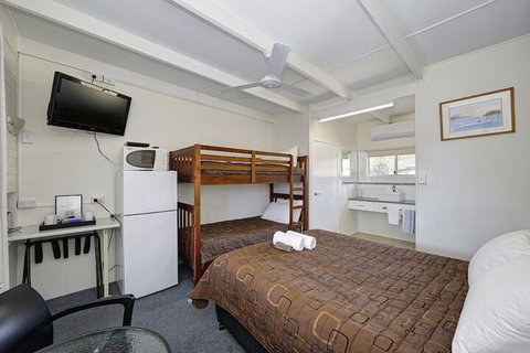 Moore Park Beach Motel - Holiday Sunshine Coast 6