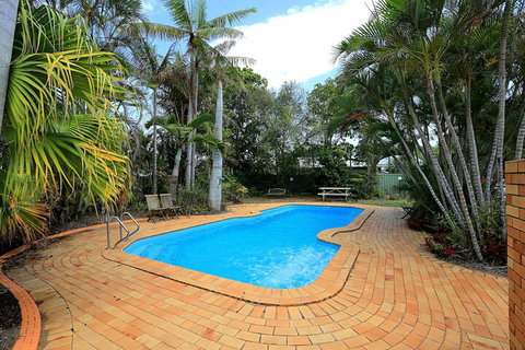 Moore Park Beach Motel - Holiday Sunshine Coast 2