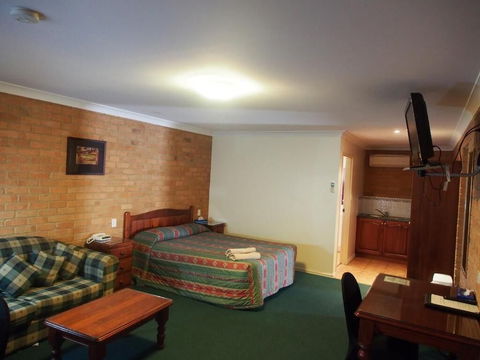 Cobar Town And Country Motor Inn - Sunshine Coast Tourism 3