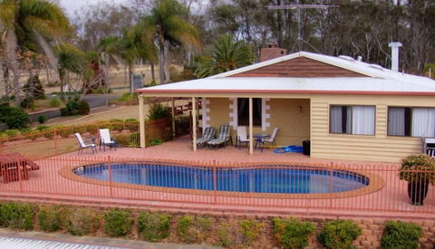 Copper Country Motor Inn & Restaurant - Holiday Sunshine Coast 2