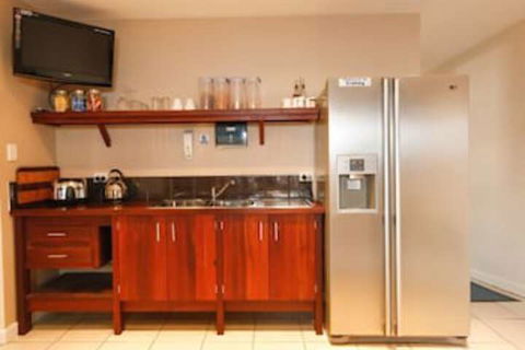 Waikiki Beach Bed & Breakfast - Sunshine Coast Tourism 4