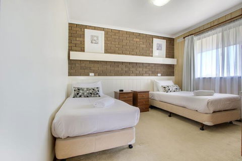 Sandpiper Holiday Apartments - Sunshine Coast Tourism 3