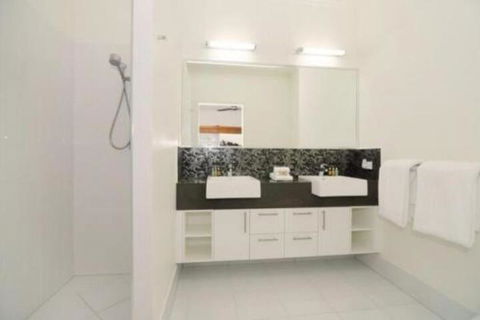 4 Cascade House Luxury Holiday Home - Sunshine Coast Tourism 2