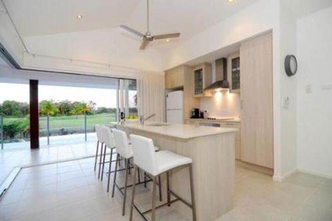 4 Cascade House Luxury Holiday Home - Sunshine Coast Tourism 3