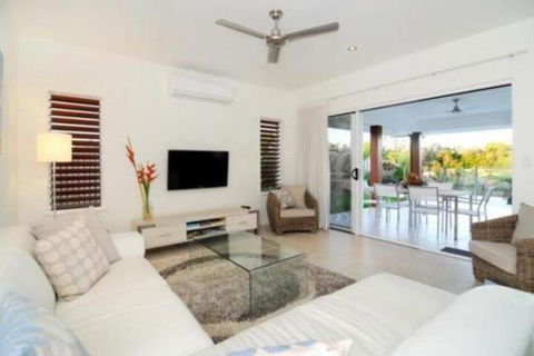 4 Cascade House Luxury Holiday Home - Sunshine Coast Tourism 7