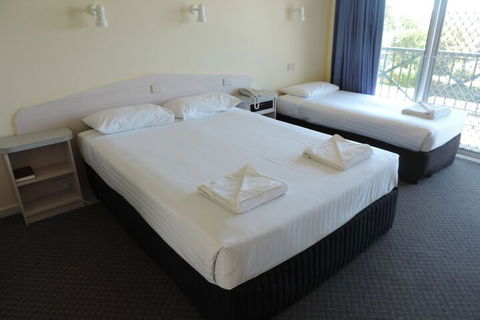 Comfort Inn The Lakes - Holiday Sunshine Coast 3