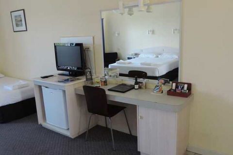 Comfort Inn The Lakes - Holiday Sunshine Coast 4