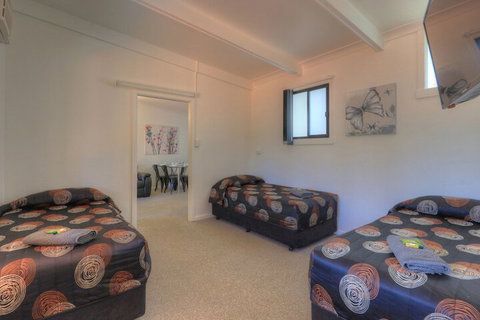 Twin Swans Motel - Holiday Sunshine Coast 5