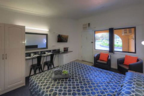 Twin Swans Motel - Holiday Sunshine Coast 0