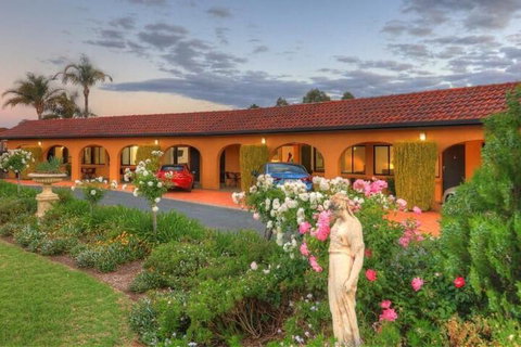 Twin Swans Motel - Holiday Sunshine Coast 1