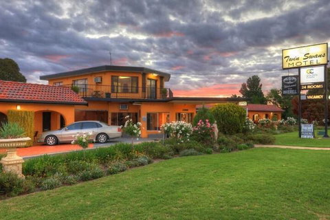 Twin Swans Motel - Holiday Sunshine Coast 2