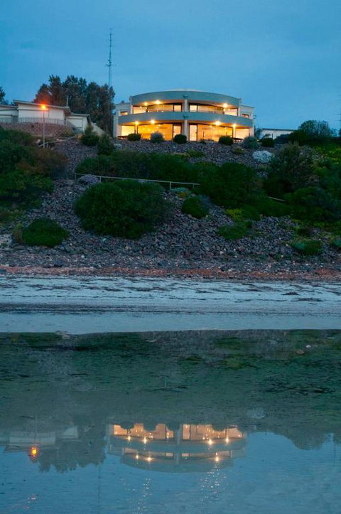 Cliff House Beachfront Villas - Holiday Sunshine Coast 6