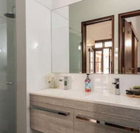 Fairway Manor Accommodation - Sunshine Coast Tourism