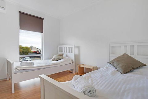 Adelaide Holiday Homes - Holiday Sunshine Coast 1