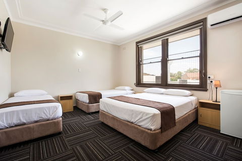 Toongabbie Hotel - Sunshine Coast Tourism 4