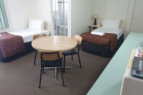 Earls Court Motor Inn - Holiday Sunshine Coast 3