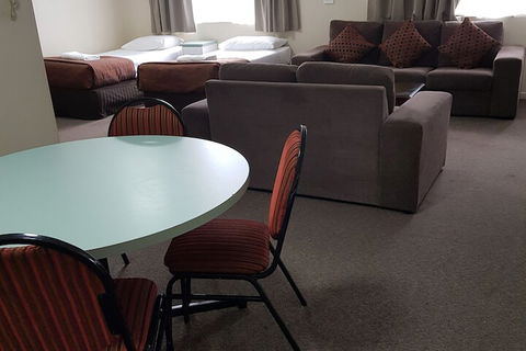 Earls Court Motor Inn - Holiday Sunshine Coast 1