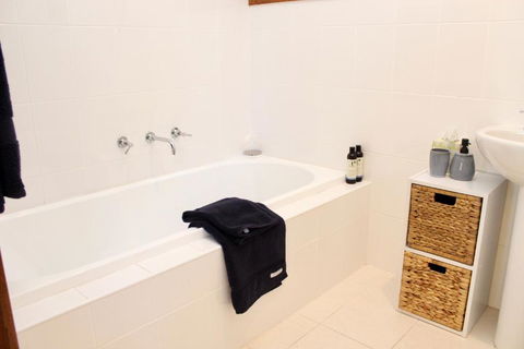 Nagoondie Studio - Holiday Sunshine Coast 4