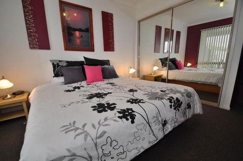 Beachfront Apartments Narooma - Sunshine Coast Tourism 6