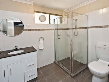 Riverway Chalets - Holiday Sunshine Coast 5