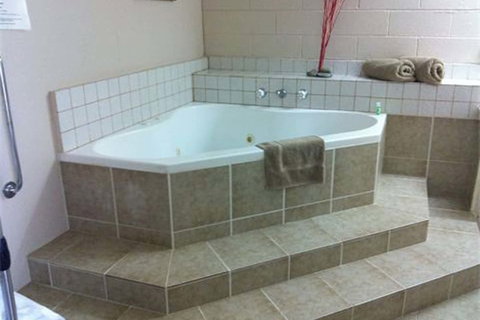 Tartan Motel - Sunshine Coast Tourism 4