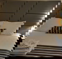 Hibiscus Lakeside Motel - Sunshine Coast Tourism