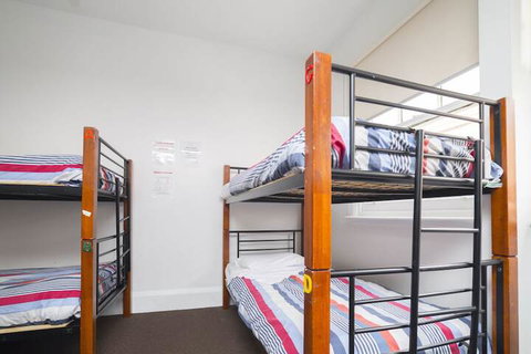 Brunswick Hotel Hostel - Holiday Sunshine Coast 1