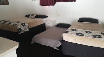 Siesta Villa Motel - Sunshine Coast Tourism 0