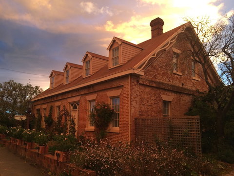 The Racecourse Inn - Holiday Sunshine Coast 1