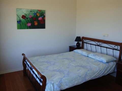 Absolute Waterfront Cottage - Sunshine Coast Tourism 6