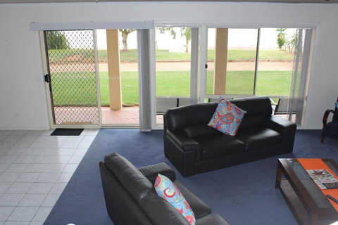 Lake Boga Waterfront Holiday House - Holiday Sunshine Coast 5