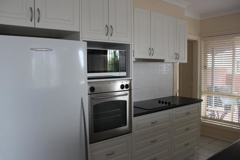 Lake Boga Waterfront Holiday House - Holiday Sunshine Coast 4