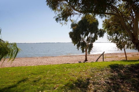 Lake Boga Waterfront Holiday House - Holiday Sunshine Coast 6