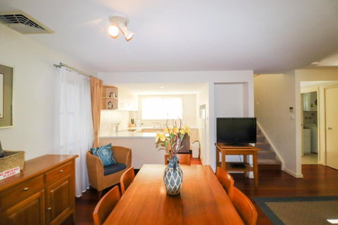 Dollarbird Treetops Townhouse - Holiday Sunshine Coast 2