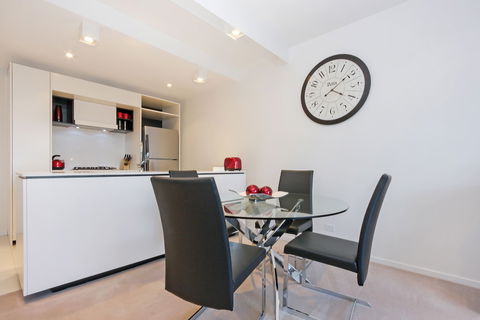 Accommodate Canberra - Dockside - Holiday Sunshine Coast 5