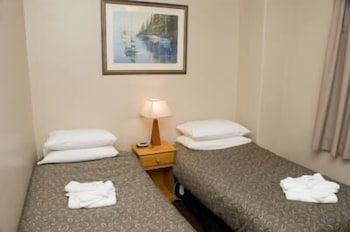 Alpine Hotel - Holiday Sunshine Coast 2